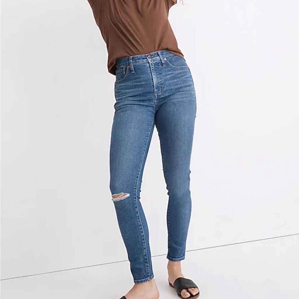 Madewell 10" High-Rise Skinny Jeans Knee-Rip Edition 
Size 26